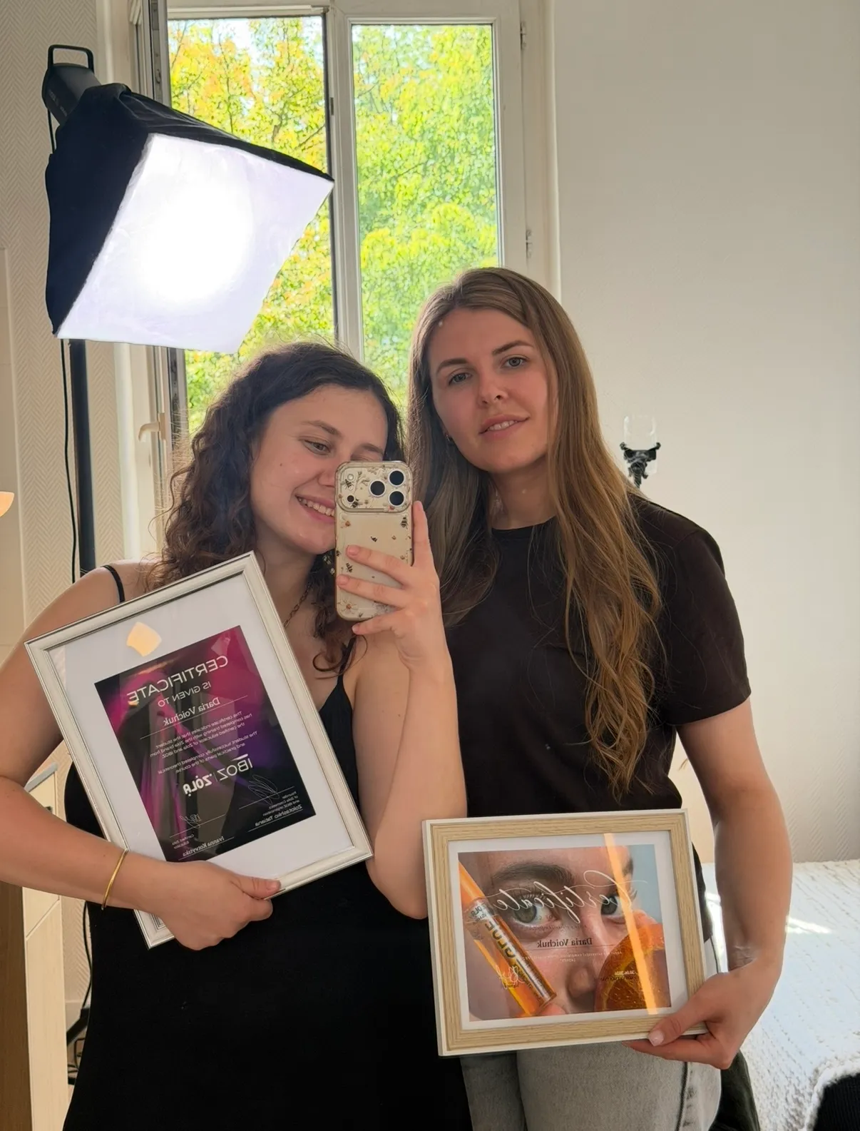Une élève fraîchement diplômée avec son certificat