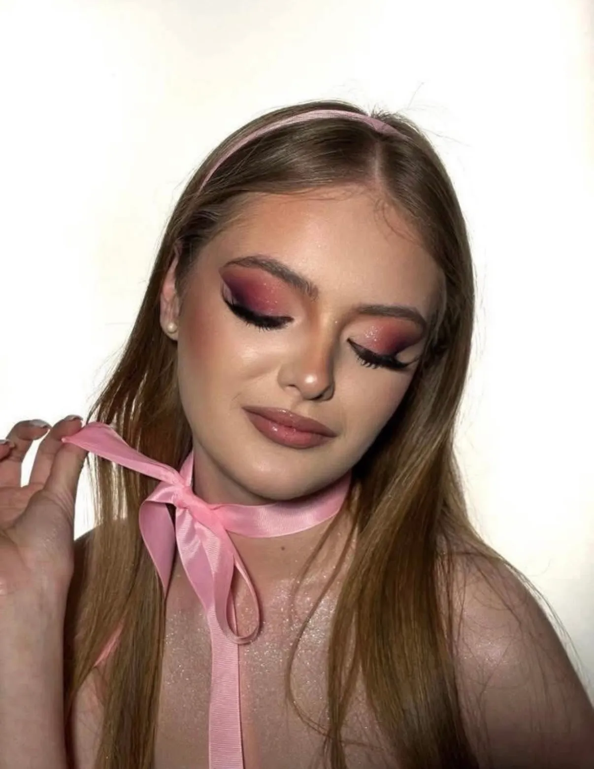 Maquillage rose monochrome, ruban en satin